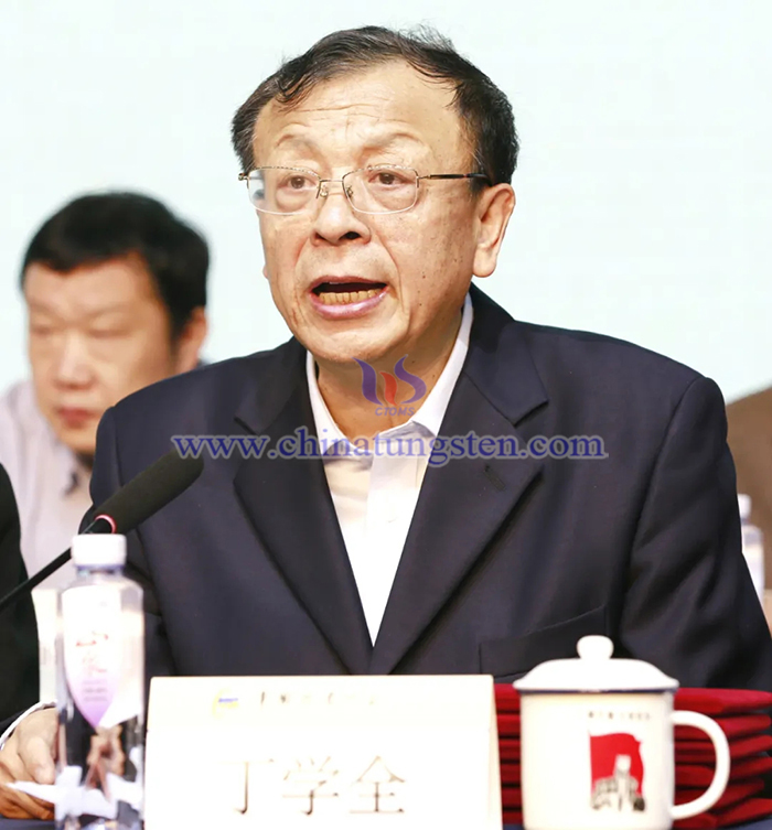 丁學全作理事會工作報告《新起點、新?lián)敗⑿伦鳛?，奮力開創(chuàng)鎢行業(yè)高質(zhì)量發(fā)展新局面》